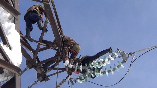 Электриктер ар бир үйдө жарык болуусу үчүн өз өмүрүн тобоколге салат - Sputnik Кыргызстан