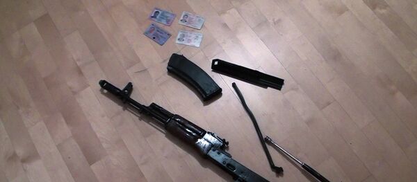 Автомат Калашникова и документы, изъятые у задержанных участников террористической группы, готовившей серию терактов с использованием автоматов и взрывчатки в местах массового скопления людей, в Москве - Sputnik Кыргызстан