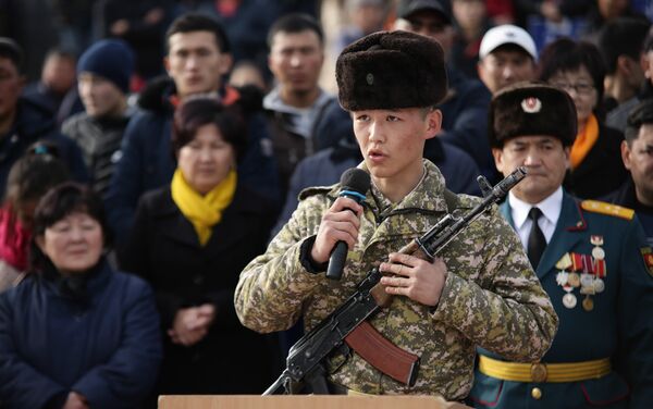 Сегодня более трехсот молодых солдат присягнули на верность Кыргызстану - Sputnik Кыргызстан