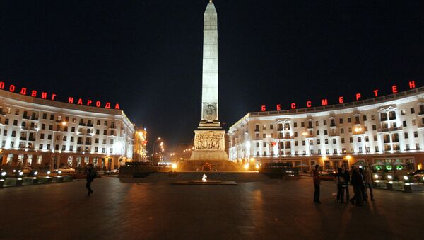 Ночной вид площади Победы в городе Минске - Sputnik Кыргызстан