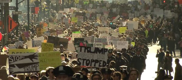 Тысячи американцев прошли маршем по Нью-Йорку в знак протеста против Трампа - Sputnik Кыргызстан