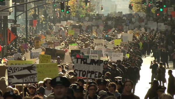 Тысячи американцев прошли маршем по Нью-Йорку в знак протеста против Трампа - Sputnik Кыргызстан