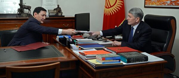 Президент КР Алмазбек Атамбаев на встрече с председателем Государственного комитета национальной безопасности страны Абдилем Сегизбаевым - Sputnik Кыргызстан