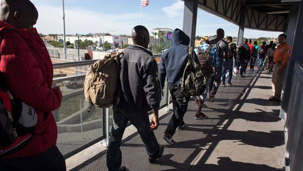 Мигранты из Республики Гаити в очереди на границе США - Sputnik Кыргызстан