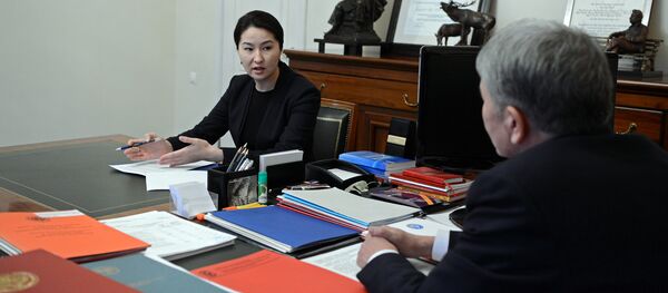 Президент КР Алмазбек Атамбаев во время встречи с Генеральным прокурором Кыргызской Республики Индирой Джолдубаевой - Sputnik Кыргызстан