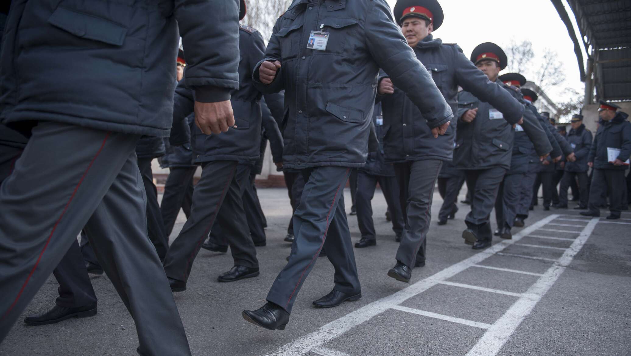 Заплатят сотрудникам полиции за выборы. Милиция Кыргызстана. Киргизская милиция. Ош милиция. Милиционер Киргизии.