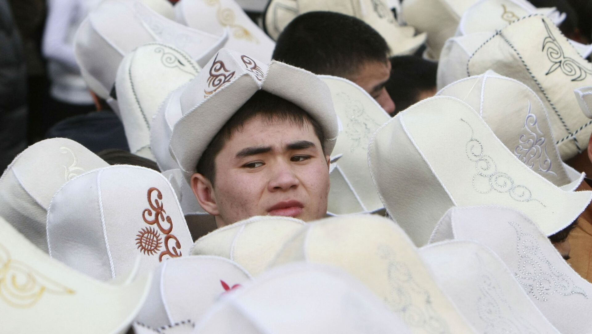 Сайт киргизов. АК калпак кыргызский. Головной убор киргизов. Киргизский колпак. Киргизский головной убор мужской.