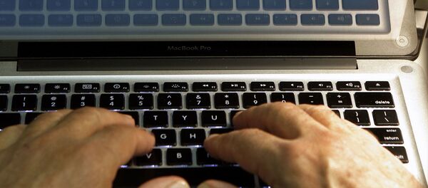 Мужчина печатает на клавиатуре ноутбука. Архивное фото - Sputnik Кыргызстан