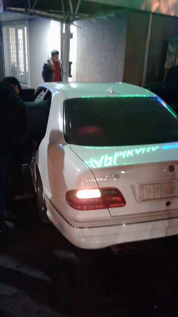 Автомобиль марки Mercedes Benz, который въехал в крыльцо аптеки на пересечении улиц Абдрахманова и Горького - Sputnik Кыргызстан