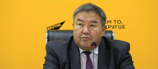 Советник министра экономики Кыргызской Республики, председатель общественного объединения За союз Кыргызстана с Россией и Беларусью Жумакадыр Акенеев в мультимедийном пресс-центре Sputnik Кыргызстан во время видеомоста Москва — Астана — Бишкек — Кишинев — Минск — Ереван на тему Интеграционные предпочтения в странах СНГ. Советник министра экономики Кыргызской Республики, председатель общественного объединения За союз Кыргызстана с Россией и Беларусью Жумакадыр Акенеев в мультимедийном пресс-центре Sputnik Кыргызстан во время видеомоста Москва — Астана — Бишкек — Кишинев — Минск — Ереван на тему Интеграционные предпочтения в странах СНГ. - Sputnik Кыргызстан