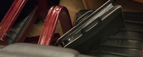 Портфель на кресле. Архивное фото - Sputnik Кыргызстан