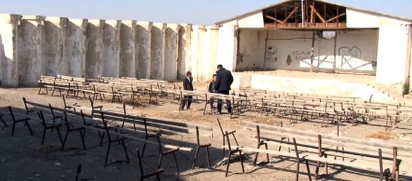 Разбитая культура: в Баткене летний клуб превращается в руины - Sputnik Кыргызстан