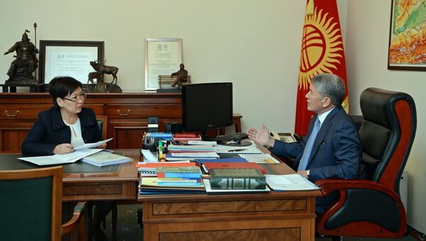 Президент Алмазбек Атамбаев принял министра образования и науки Гульмиру Кудайбердиеву - Sputnik Кыргызстан