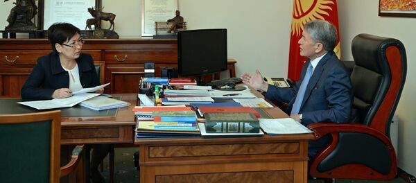 Президент Алмазбек Атамбаев принял министра образования и науки Гульмиру Кудайбердиеву - Sputnik Кыргызстан