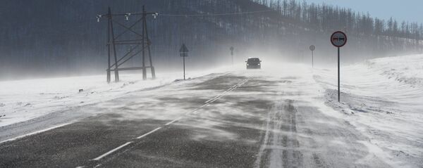 Автомобиль на снежной дороге. Архивное фото - Sputnik Кыргызстан
