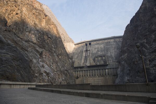 Токтогул ГЭСинин плотинасынын бийиктиги 215 метр, узундугу 292 метрди түзөт - Sputnik Кыргызстан