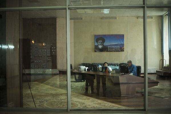 Диспетчерлик. Дубалда акын Токтогул Сатылгановдун сүрөтү илинип турат - Sputnik Кыргызстан
