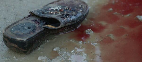 Женская обувь на дороге Женская обувь на дороге - Sputnik Кыргызстан