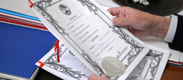 Президент Алмазбек Атамбаев изучает документы о результатах проверки фактов коррупции со стороны отдельных должностных лиц - Sputnik Кыргызстан