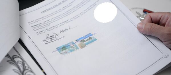 Президент Алмазбек Атамбаев изучает документы о результатах проверки фактов коррупции со стороны отдельных должностных лиц - Sputnik Кыргызстан