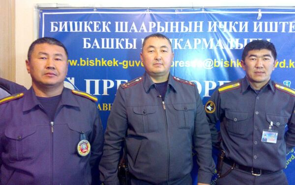 Сотрудники милиции задержавшие подозреваемого в убийстве таксиста в Бишкеке - Sputnik Кыргызстан