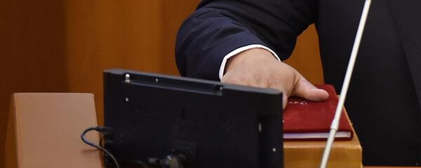 Чиновник во время дачи присяги. Архивное фото - Sputnik Кыргызстан