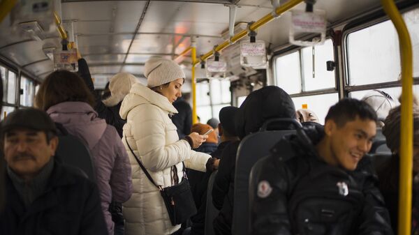 Пассажиры в троллейбусе. Архивное фото - Sputnik Кыргызстан