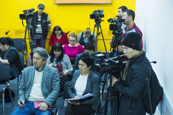 Журналисты на пресс-конференции в мультимедийном центре Sputnik Кыргызстан - Sputnik Кыргызстан