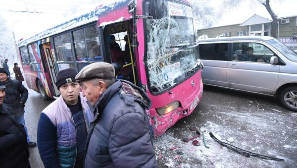 ДТП с участием автобуса и троллейбуса на улице Льва Толстого - Sputnik Кыргызстан