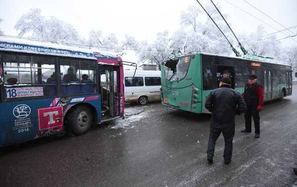 Утром на пересечении улиц Льва Толстого и Баха автобус с пассажирами въехал в троллейбус - Sputnik Кыргызстан