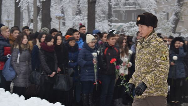 Учащиеся столичных школ и вузов на митинге в честь 75-летия подвига знаменитой 316-й стрелковой дивизии - Sputnik Кыргызстан