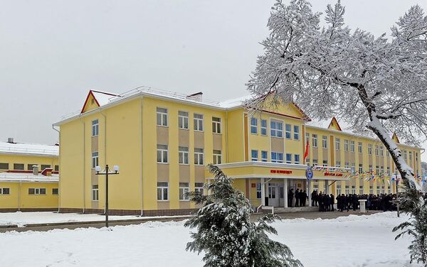 Маалыматта, 750 окуучуга эсептелген бул мектеп имаратынын курулушу былтыр башталгандыгы кабарланган - Sputnik Кыргызстан