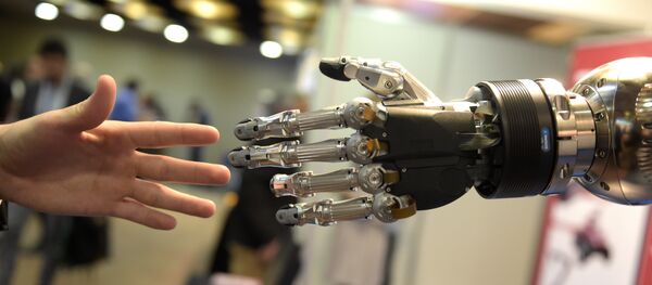 Роботко кол сунуп жаткан адам. Архив - Sputnik Кыргызстан