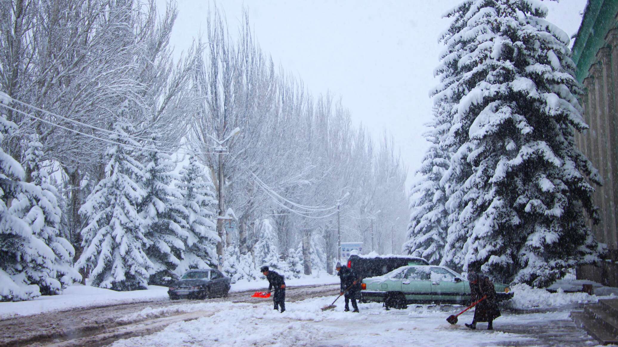 Погода каракол на 10 дней. Зимний Каракол. Снежный город Каракол. Снег в Кыргызстане. Город Каракол зимой.