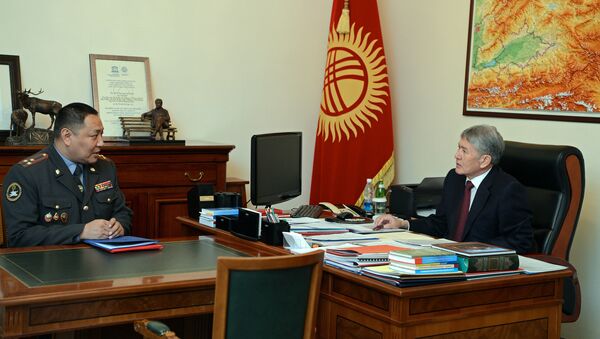 Президент Кыргызской Республики Алмазбек Атамбаев в ходе встречи с министром внутренних дел Уланом Исраиловым - Sputnik Кыргызстан