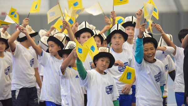 Школьники на торжественной церемонии открытия городской спортивной программы Школьная лига в физкультурно-оздоровительном комплексе в жилмассиве Арча-Бешик - Sputnik Кыргызстан