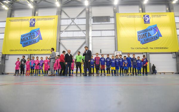 В Бишкеке в субботу состоялась торжественная церемония открытия городской спортивной программы Школьная лига - Sputnik Кыргызстан