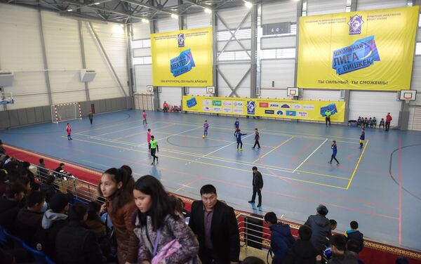 Лига является самым масштабным спортивным проектом города — в ней участвуют более 50 тысяч школьников. - Sputnik Кыргызстан