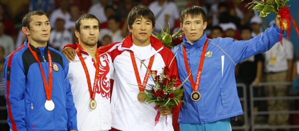 Награждение призереов олипийских игр в Пекине. Слева направо: Виталий Рахимов (Vitaliy Rahimov) из Азербайджана - серебро, Исламбек Альбиев (Islam-Beka Albiev) из России - золото, бронзовые медалисты Руслан Тюменбаев (Ruslan Tiumenbaev) из Кыргызстана и Нурбакыт Тенгизбаев (Nurbakyt Tengizbayev) из Казахстана - Sputnik Кыргызстан