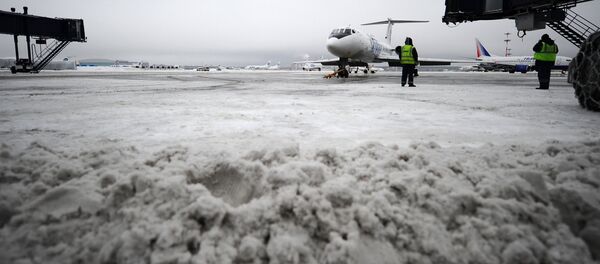 Уборка снега в аэропорту Внуково Уборка снега в аэропорту Внуково - Sputnik Кыргызстан