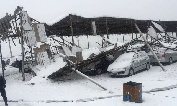 Рухнул навес на рынке РИОМ (бывший Азамат) в Бишкеке - Sputnik Кыргызстан