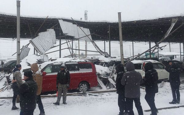 Как отметили очевидцы, пострадали, по разным оценкам, 6-8 машин. - Sputnik Кыргызстан