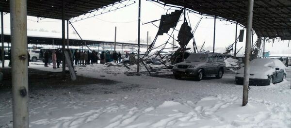 Рухнул навес на рынке РИОМ (бывший Азамат) в Бишкеке - Sputnik Кыргызстан