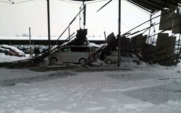 На авторынке РИОМ (бывший Азамат) возле Бишкека из-за обильного снегопада рухнул навес, повредив стоявшие под ним автомобили - Sputnik Кыргызстан