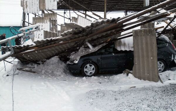 Автомобиль под навесом, рухнувшим из-за обильного снегопада, на рынке РИОМ (бывший Азамат) в Бишкеке - Sputnik Кыргызстан