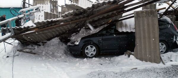 Рухнул навес на рынке РИОМ (бывший Азамат) в Бишкеке Рухнул навес на рынке РИОМ (бывший Азамат) в Бишкеке - Sputnik Кыргызстан