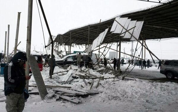 Автомобили под навесом, рухнувшим из-за обильного снегопада, на рынке РИОМ (бывший Азамат) в Бишкеке - Sputnik Кыргызстан