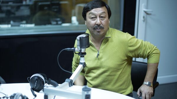 Кыргыз Республикасынын Эмгек сиңирген артисти Асылбек Өзүбеков. Архив Кыргыз Республикасынын Эмгек сиңирген артисти Асылбек Өзүбеков. Архив - Sputnik Кыргызстан