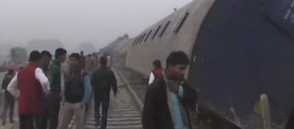 Пассажирский поезд сошел с рельсов в Индии. Кадры с места ЧП - Sputnik Кыргызстан