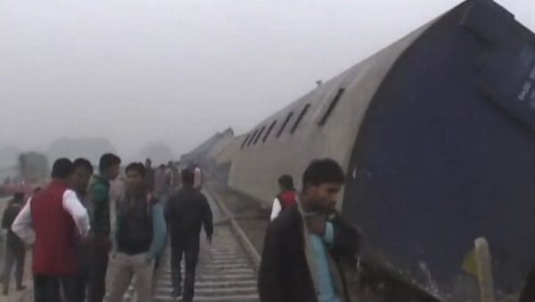 Пассажирский поезд сошел с рельсов в Индии. Кадры с места ЧП - Sputnik Кыргызстан